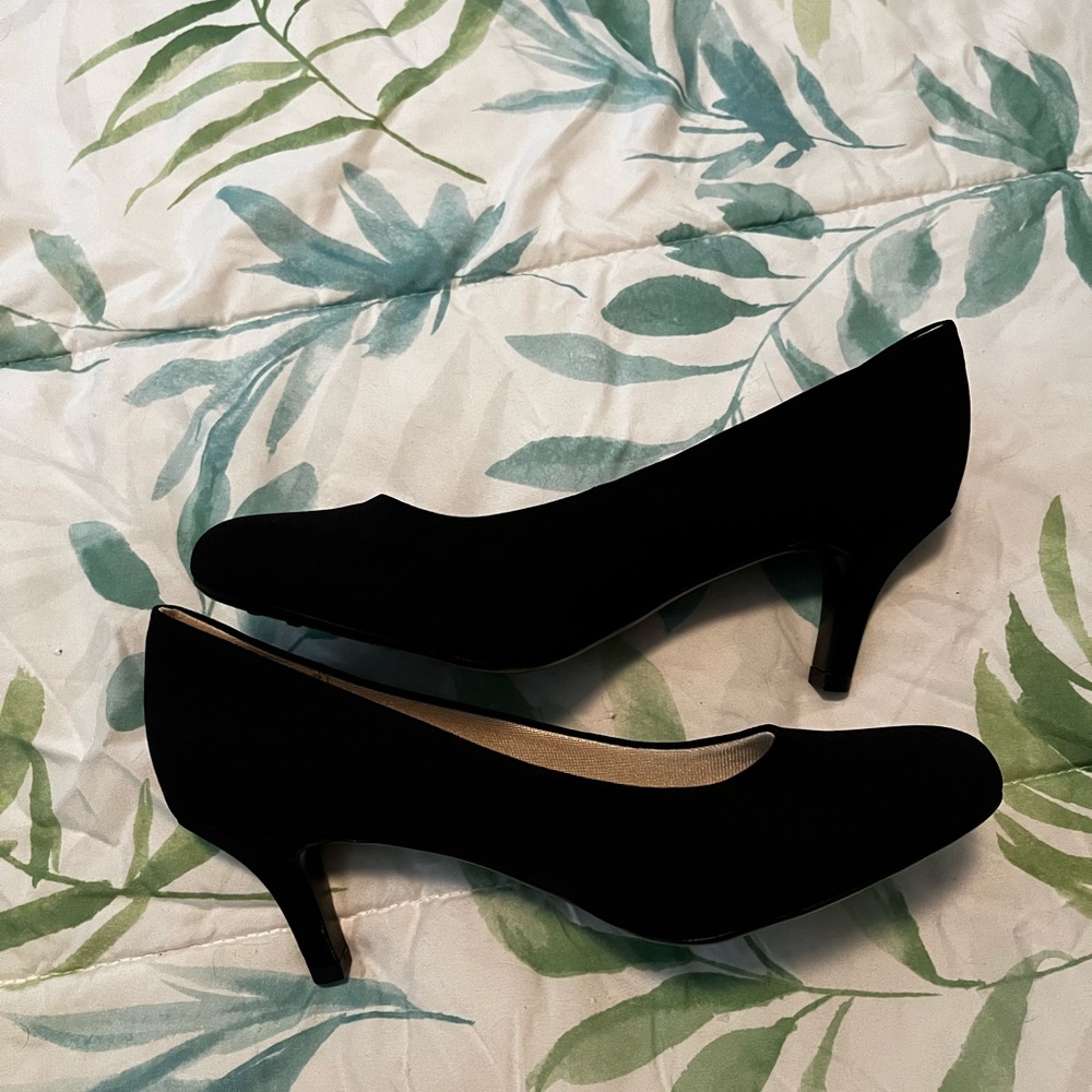 NWT 1-inch black pumps